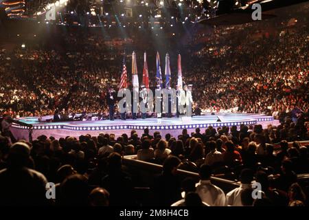 Comitato inaugurale delle forze armate dietro le quinte. Una guardia militare di colore pubblica bandiere durante il Gala americano. Base: Washington Stato: District of Columbia (DC) Nazione: Stati Uniti d'America (USA) Foto Stock