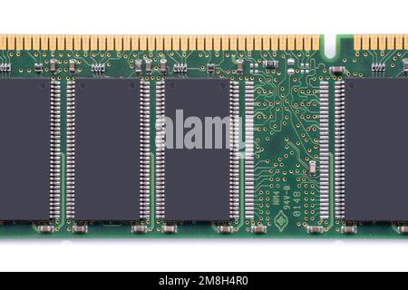 Scheda elettronica verde con molti componenti elettrici, isolata su sfondo bianco. Opzione per testo o disegno su componente grigio verticale Foto Stock