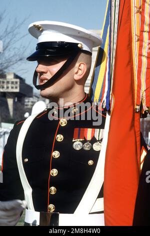 CPL Mark Schroedez, Marine Barracks 8th & i, Division 2, Color Guard in piedi presso il Mall prima di dover formarsi fino a marzo nella 1993 Inaugural Parade. Base: Washington Stato: District of Columbia (DC) Nazione: Stati Uniti d'America (USA) Foto Stock