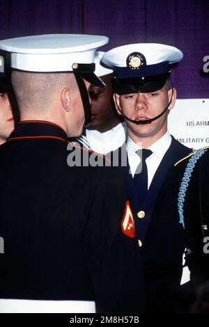 Comitato inaugurale delle forze armate dietro le quinte. Corpi militari fiancheggiano l'ingresso della palla da costruzione pensione. Base: Washington Stato: District of Columbia (DC) Nazione: Stati Uniti d'America (USA) Foto Stock