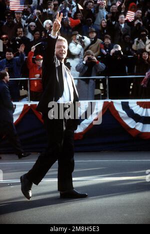 Il presidente William Jefferson Clinton si fa un'onda alla folla mentre cammina lungo Pennsylvania Ave. Dopo il suo insediamento. Base: Washington Stato: District of Columbia (DC) Nazione: Stati Uniti d'America (USA) Foto Stock