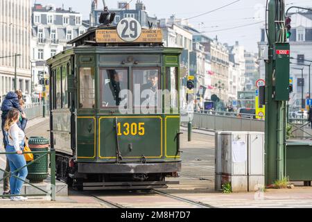 Vecchio tram durante una rievocazione storica nelle strade di Bruxelles. Foto Stock