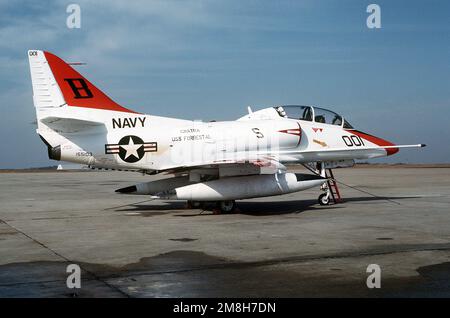 Una vista laterale destra di un aereo Training Wing 2 TA-4J Skyhawk parcheggiato sulla linea di volo. Base: Naval Air Facility, Andrews Afb Stato: Maryland (MD) Paese: Stati Uniti d'America (USA) Foto Stock