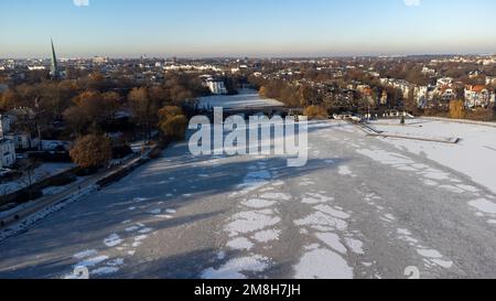 veduta aerea del lago ghiacciato esterno dell'alster con il ponte di krugkoppelbridge Foto Stock