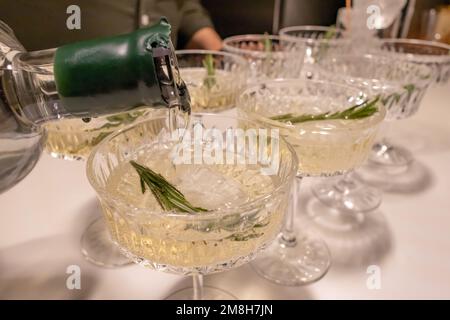 Cocktail di champagne con gin e rosmarino Foto Stock