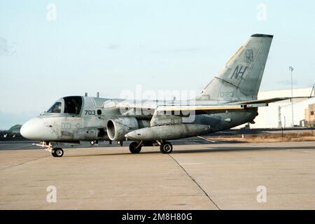 Una vista frontale sinistra di un aereo Air anti-sottomarino Squadron 29 (VS-29) S-3A Viking che tassia sulla pista. Base: Naval Air Facility, Andrews Afb Stato: Maryland (MD) Paese: Stati Uniti d'America (USA) Foto Stock