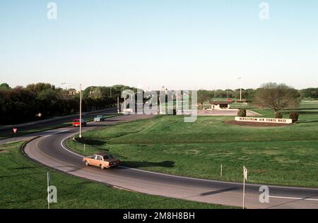 Un'ampia vista frontale della porta principale e della strada che conduce alla base, che chiuderà il 30 settembre 1993. La base si trova su 3.216 acri di terreno situato nella contea di Travis, 13 miglia a sud-est di Austin. Base: Bergstrom Air Force base Stato: Texas (TX) Paese: Stati Uniti d'America (USA) Foto Stock