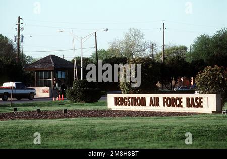 Una vista a destra del cancello principale con il cartello in cemento che identifica la base. L'ANZIANO AIRMAN Karen Thomas dello Squadrone della polizia di sicurezza 67th sta controllando il traffico al cancello. Bergstrom, che chiuderà il 30 settembre 1993, fu aperto il 19 settembre 1942, originariamente chiamato del Valley Army Air Field. La base si trova su 3.216 acri di terreno situato nella contea di Travis, 13 miglia a sud-est di Austin. Base: Bergstrom Air Force base Stato: Texas (TX) Paese: Stati Uniti d'America (USA) Foto Stock