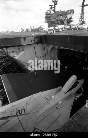 Un aereo Fighter Squadron 32 (VF-32) F-14A Tomcat viene abbassato dal ponte di volo al ponte hangar durante le operazioni di volo a bordo della portaerei USS JOHN F. KENNEDY. Paese: Mare Adriatico Foto Stock