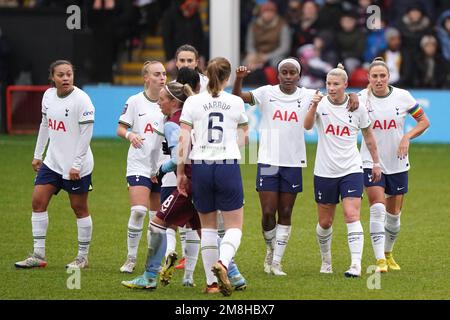 Il Bethany England di Tottenham Hotspur (2nd da destra) festeggia con i compagni di squadra dopo aver segnato il primo gol della partita durante la partita della Super League femminile di Barclays al Poundland Bescot Stadium, Walsall. Data immagine: Sabato 14 gennaio 2023. Foto Stock