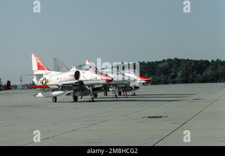 Una vista laterale destra di due aerei Training Squadron 7f (VT-7) TA-4J Skyhawk parcheggiati su entrambi i lati di un TA-4F Skyhawk di uno squadrone aggressore. Base: Naval Air Station, Pensacola Stato: Florida (FL) Paese: Stati Uniti d'America (USA) Foto Stock