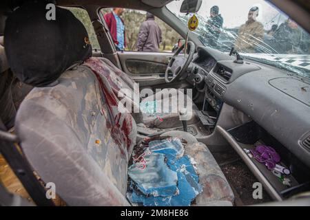 Jenin, Palestina. 14th Jan, 2023. I palestinesi ispezionano l'auto in cui due palestinesi sono stati uccisi dall'esercito israeliano durante il loro inseguimento, dopo aver aperto il fuoco su un posto militare, nella città di Jaba, vicino a Jenin, nella Cisgiordania occupata. (Foto di Nasser Ishtayeh/SOPA Images/Sipa USA) Credit: Sipa USA/Alamy Live News Foto Stock