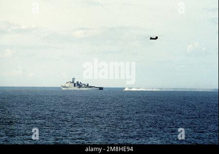 Un natante con imbottitura pneumatica (LCAC) si avvicina alla poppa della nave portuale USS TORTUGA (LSD-46) durante l'esercizio di servizio congiunto Ocean Venture '93. Un elicottero CH-46 Sea Knight vola in alto. Oggetto/Serie: OCEAN VENTURE '93 Stato: Puerto Rico (PR) Paese: Stati Uniti d'America (USA) Foto Stock