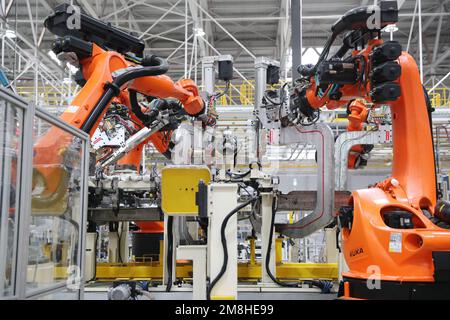 QINGDAO, CINA - 14 GENNAIO 2023 - le macchine sono saldate presso il laboratorio di produzione della base della sede centrale di Qingdao della fabbrica di automobili di Pechino in Q Foto Stock