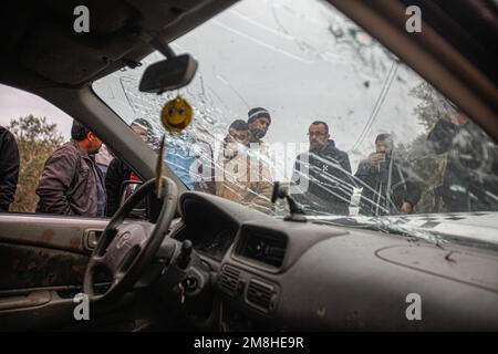 Jenin, Palestina. 14th Jan, 2023. I palestinesi ispezionano l'auto in cui due palestinesi sono stati uccisi dall'esercito israeliano durante il loro inseguimento, dopo aver aperto il fuoco su un posto militare, nella città di Jaba, vicino a Jenin, nella Cisgiordania occupata. (Foto di Nasser Ishtayeh/SOPA Images/Sipa USA) Credit: Sipa USA/Alamy Live News Foto Stock