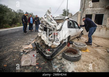 Jenin, Palestina. 14th Jan, 2023. I palestinesi ispezionano l'auto in cui due palestinesi sono stati uccisi dall'esercito israeliano durante il loro inseguimento, dopo aver aperto il fuoco su un posto militare, nella città di Jaba, vicino a Jenin, nella Cisgiordania occupata. (Foto di Nasser Ishtayeh/SOPA Images/Sipa USA) Credit: Sipa USA/Alamy Live News Foto Stock