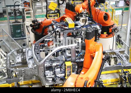 QINGDAO, CINA - 14 GENNAIO 2023 - i robot assemblano i veicoli presso il laboratorio di produzione della base della sede centrale di Qingdao della fabbrica di automobili di Pechino Foto Stock