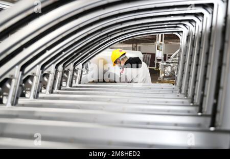 QINGDAO, CINA - 14 GENNAIO 2023 - gli operai assemblano i veicoli presso il laboratorio di produzione della base della sede centrale di Qingdao di Beijing Automobile Factor Foto Stock