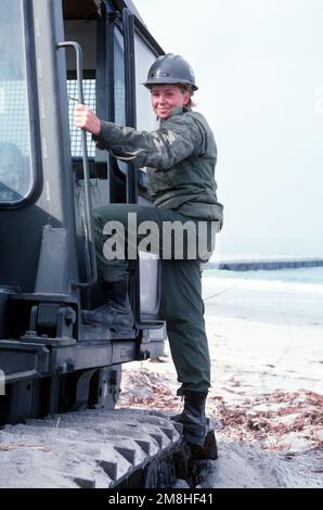 Attrezzatura Operator Construction Apprentice Miller sale nella cabina di un bulldozer durante un esercizio di costruzione di un cavalcavia con il Battaglione di costruzione anfibio 1 (ACB-1). Base: Naval Amphibious base, Coronado Stato: California (CA) Paese: Stati Uniti d'America (USA) Foto Stock