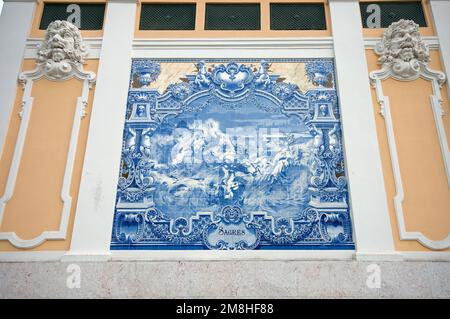 Pittura su piastrelle tradizionali (azulejos) sulla parete esterna di Carlos Lopes Pavillon, Parco Eduardo VII, Lisbona, Portogallo Foto Stock