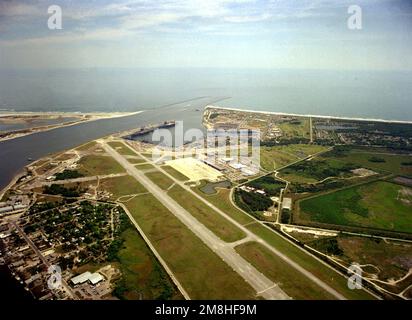 Una vista aerea, guardando verso nord-est, sulla pista principale della stazione aerea navale. Sullo sfondo è Naval Station Mayport con due portaerei nel porto. Base: Mayport Stato: Florida (FL) Paese: Stati Uniti d'America (USA) Foto Stock