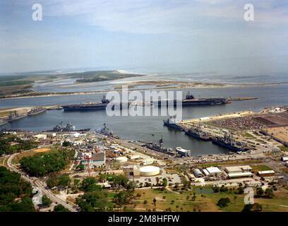 Una vista aerea, guardando verso nord, della stazione navale con le portaerei (sinistra) COSTELLAZIONE USS (CV-64) e USS SARATOGA (CV-60) ormeggiate al molo della portaerei. Base: Naval Station, Mayport Stato: Florida (FL) Paese: Stati Uniti d'America (USA) Foto Stock