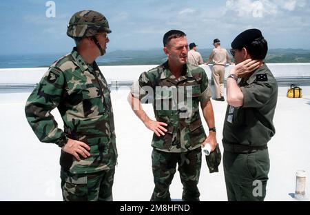 MAJ. GEN. Richard I. Neal, vice comandante generale, II forza espeditativa marina e MAJ. GEN. John E. Miller, generale comandante, 101st Divisione Airborne, parlare con GEN francese. Roquejeoffre durante l'esercizio di servizio congiunto Ocean Venture '93. Oggetto/Serie: OCEAN VENTURE '93 base: Visques Island Stato: Puerto Rico (PR) Paese: Stati Uniti d'America (USA) Foto Stock