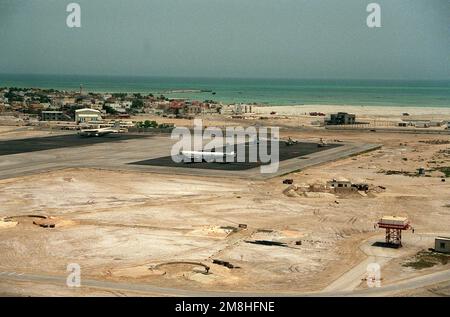 Vista laterale sinistra di un aereo Fleet Air Reconnaissance Squadron 2 (VQ-2) EP-3E Orion parcheggiato su una rampa. Base: Bahrain Paese: Bahrain (BHR) Foto Stock