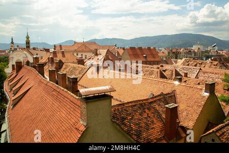 Vista sui tetti di Graz, Austria; tetti di tegole rosse come si vede da Schlossberg Foto Stock