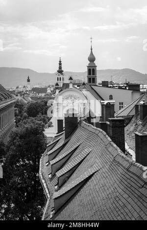 Vista sui tetti di Graz, Austria; tetti di tegole rosse come si vede da Schlossberg Foto Stock