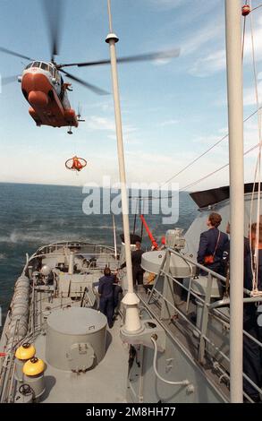 Gli equipaggi guardano un elicottero polacco mi-14PS Haze-C che si avvicina alla nave di salvataggio polacca PIASR (281) partecipando a una dimostrazione di ricerca e salvataggio della marina polacca durante l'esercizio BALTOPS '93. Per la prima volta nei 22 anni di storia di BALTOPS, i paesi dell'Europa orientale, Estonia, Lettonia, Lituania, Polonia e Russia, sono stati invitati a partecipare alle fasi non militari dell'esercizio. Oggetto/Serie: BALTOPS '93 Paese: Mar Baltico Foto Stock