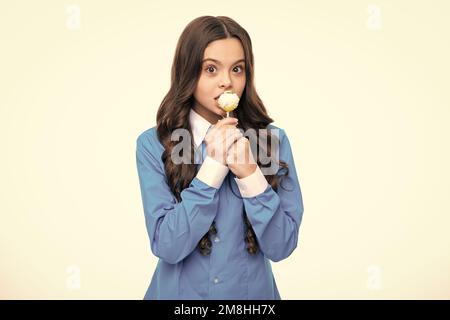 Bambino teen freddo con lollipop su sfondo bianco isolato. Dolce vita d'infanzia. Ragazza teen con caramelle yummy lollipop. Foto Stock