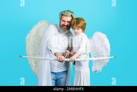 San Valentino. Frecce d'amore. Piccolo angelo bambino e padre sparare con arco e freccia. Foto Stock