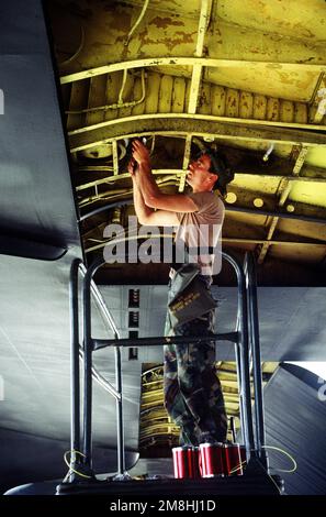 PERSONALE SGT. James Bolland della Bomb Squadron del 20th, Barksdale Air Force base, la., esegue il controllo dell'impianto idraulico post-volo nell'ala di una Stratofortress B-52H. La 2nd Wing di Barksdale ha schierato 12 velivoli e 430 persone per partecipare all'esercitazione Mighty Force 93-6. Soggetto operativo/Serie: MIGHTY FORCE 93-6 base: Roswell Stato: New Mexico (NM) Paese: Stati Uniti d'America (USA) Foto Stock