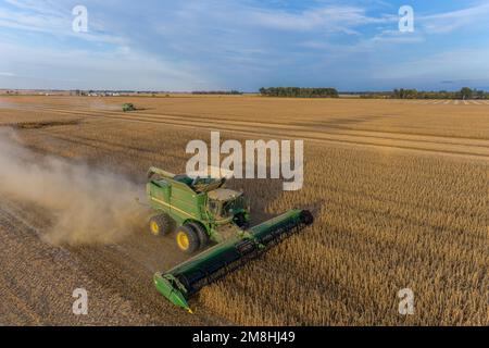 63801-18518 Vista aerea delle mietitrebbie che raccolgono soia al tramonto Marion Co.. IL Foto Stock