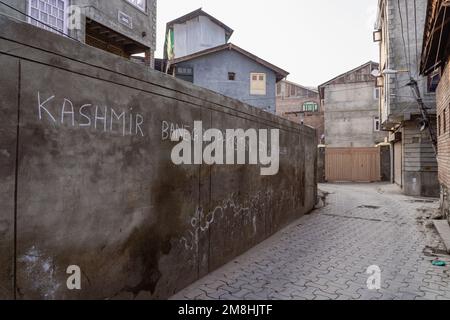 La strada di Srinagar, la capitale estiva di Jammu e Kashmir, India. Foto Stock