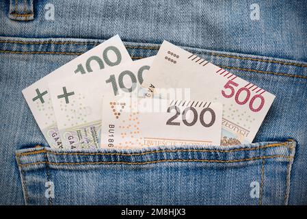Molte banconote lucidate, denaro lucidato, moneta PLN in tasca Foto Stock