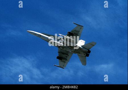 Vista dal basso di un aereo Marine Fighter Attack Squadron 321 (VMFA-321) F/A-18A Hornet che decolta in una missione di addestramento. L'Hornet è armato di quattro pod di razzo LAU-68 2,75 pollici e di un missile CATM-88 HARM Captive Air Training. Lo squadrone della riserva si trova a Fallon per due settimane di allenamento attivo al Naval Air Warfare Center Target Complex. Base: Naval Air Station, Fallon Stato: Nevada (NV) Paese: Stati Uniti d'America (USA) Foto Stock