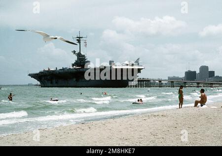 Una vista del quarto porto della portaerei LEXINGTON (CV-16/CVS-16/CVT-16/AVT/16) ormeggiata permanentemente come nave museo commemorativa. La LEXINGTON fu commissionata per la prima volta durante la seconda guerra mondiale il 17 febbraio 1943 e fu dismessa l'ultima volta il 26 novembre 1991. Essendo stata la portatrice di addestramento della flotta a Pensacola, Fla. Dal 1962 al suo smantellamento ha permesso alla nave di costruire un record di oltre 500.000 sbarchi arrestati. La catapulta a dritta delle navi ha registrato più di 300.000 lanci. Base: Corpus Christi Stato: Texas (TX) Nazione: Stati Uniti d'America (USA) Foto Stock