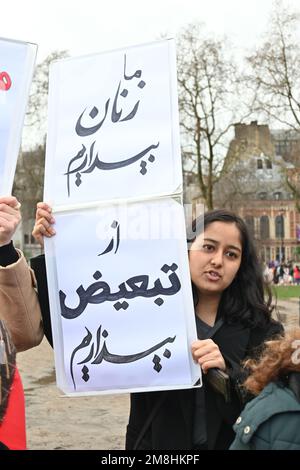 Piazza del Parlamento, Londra, Regno Unito. 14 gennaio 2023: Protesta della comunità afghana per le donne e le ragazze afghane per il cibo, il lavoro e i diritti di istruzione e la libertà per le donne e le ragazze afghane. Credit: Vedi li/Picture Capital/Alamy Live News Foto Stock