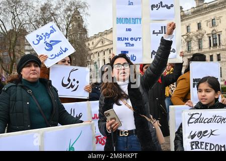 Piazza del Parlamento, Londra, Regno Unito. 14 gennaio 2023: Protesta della comunità afghana per le donne e le ragazze afghane per il cibo, il lavoro e i diritti di istruzione e la libertà per le donne e le ragazze afghane. Credit: Vedi li/Picture Capital/Alamy Live News Foto Stock