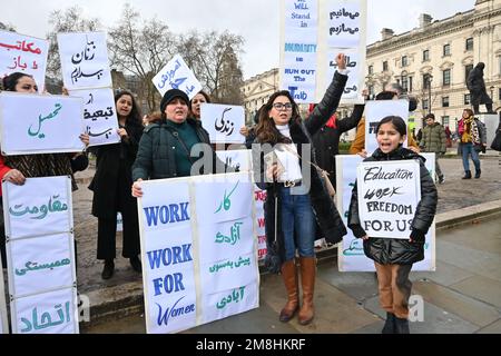 Piazza del Parlamento, Londra, Regno Unito. 14 gennaio 2023: Protesta della comunità afghana per le donne e le ragazze afghane per il cibo, il lavoro e i diritti di istruzione e la libertà per le donne e le ragazze afghane. Credit: Vedi li/Picture Capital/Alamy Live News Foto Stock