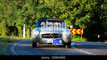 san marino , san marino - sett. 16 : mercedes benz sl190 1960 in coppa nuvolari vecchia auto da corsa Foto Stock