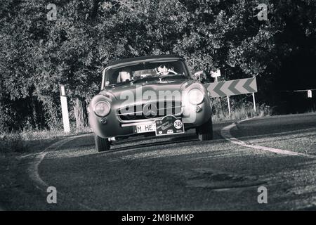 san marino , san marino - sett. 16 : mercedes benz sl190 1960 in coppa nuvolari vecchia auto da corsa Foto Stock