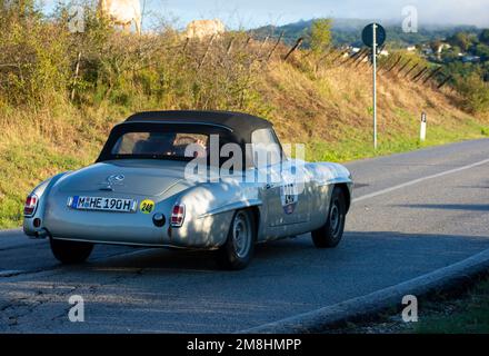 san marino , san marino - sett. 16 : mercedes benz sl190 1960 in coppa nuvolari vecchia auto da corsa Foto Stock