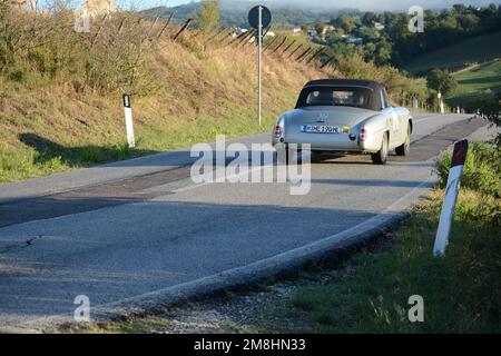 san marino , san marino - sett. 16 : mercedes benz sl190 1960 in coppa nuvolari vecchia auto da corsa Foto Stock