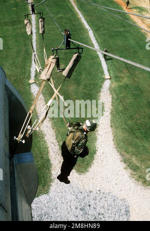 Durante la 'settimana della torre', gli studenti di base della demolizione subacquea/FOCA (BUD/S) praticano le tecniche degli aerei e ottengono un 'feel' di base per il paracadute dalla torre di 40 piedi. Qui uno studente inizia la sua decente. Al termine della 'settimana della torre' gli studenti vengono abbandonati da una torre di 250 piedi in un paracadute aperto. Base: Fort Benning Stato: Georgia (GA) Paese: Stati Uniti d'America (USA) Foto Stock