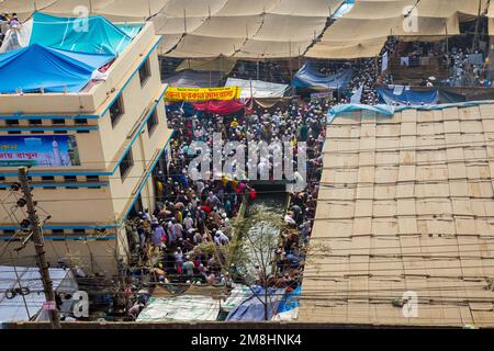 Dhaka, Bangladesh. 12th Jan, 2023. Ijtema è una congregazione islamica organizzata dall'organizzazione islamica in associazione con i milioni di Muslims.it è una parte essenziale del Tablig Jamat in tutto il mondo e un numero enorme di persone si impegnano in Ijtema. (Foto di Rayhan Ahmed/Pacific Press) Credit: Pacific Press Media Production Corp./Alamy Live News Foto Stock