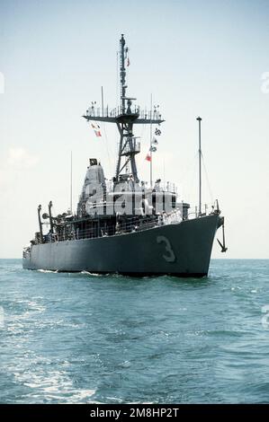 Una vista a dritta della nave USS SENTRY (MCM-3) che si avvicina al porto. Base: USS Sentry, Key West Stato: Florida (FL) Paese: Stati Uniti d'America (USA) Foto Stock