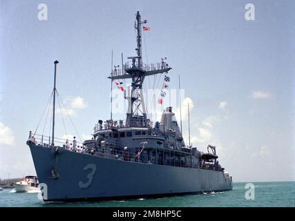 Una vista di prua del porto della nave USS SENTRY (MCM-3) che contromisura la miniera quando entra nel porto. Base: Key West Stato: Florida (FL) Paese: Stati Uniti d'America (USA) Foto Stock